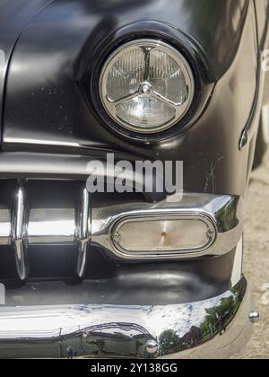 Gros plan d'une voiture classique noire avec l'accent sur les phares et le chrome, Duisburg, région de la Ruhr, Allemagne, Europe Banque D'Images