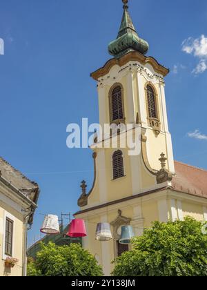 Une tour d'église et des abat-jours colorés sous un ciel dégagé, szentendere, Danube, Hongrie, Europe Banque D'Images