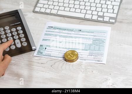 Point de vue, la photo d'une femme le calcul et le remplissage-nous Formulaire d'impôt suivant pour clavier de l'ordinateur et l'impôt sur le formulaire 1040. 15 avril 2019 Journée de l'impôt Banque D'Images