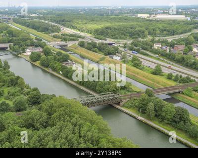 Large canal avec plusieurs ponts, frontière avec le paysage urbain et autoroute d'une vue d'oiseau, oberhausen, région de la ruhr, Allemagne, Europe Banque D'Images