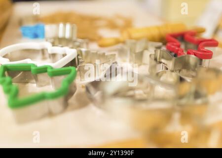 Pâtisserie avec la famille, mère et fille faisant des biscuits faits eux-mêmes dans une cuisine à la maison Banque D'Images