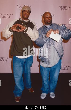 Shawn carter, alias Jay-Z et Damon Dash assistent au Victoria's secret Fashion Show 2001 au Bryant Park à New York le 13 novembre 2001. Crédit photo : Henry McGee/MediaPunch Banque D'Images