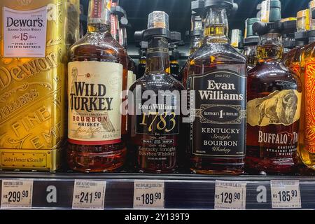 São Paulo, Brésil 17 août 2024. Différents types de whiskies sur les étagères avec une étiquette de prix, dans un supermarché à São Paulo, Brésil Banque D'Images