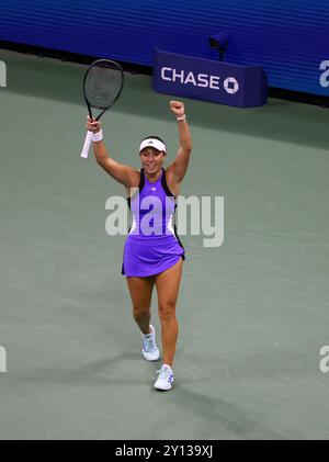 Flushing Meadows, US Open : Jessica Pegula, États-Unis. 04th Sep, 2024. Célèbre après avoir battu la première graine, IgA Swiatek en quarts de finale à l'US Open aujourd'hui. Crédit : Adam Stoltman/Alamy Live News Banque D'Images