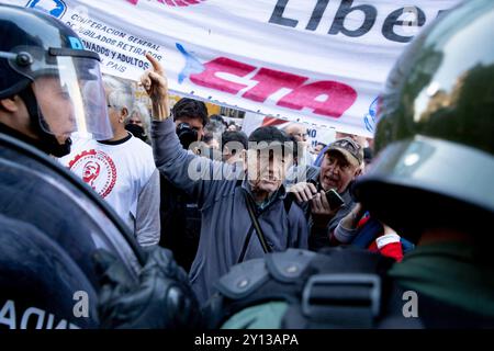 Buenos Aires, Argentine. 04th Sep, 2024. Des manifestants protestent contre le veto du président Javier Milei sur la dernière réforme des retraites le 4 septembre 2024 dans la ville de Buenos Aires, en Argentine. (Photo de Francisco Loureiro/Sipa USA) crédit : Sipa USA/Alamy Live News Banque D'Images