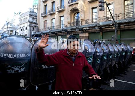 Buenos Aires, Argentine. 04th Sep, 2024. Des manifestants protestent contre le veto du président Javier Milei sur la dernière réforme des retraites le 4 septembre 2024 dans la ville de Buenos Aires, en Argentine. (Photo de Francisco Loureiro/Sipa USA) crédit : Sipa USA/Alamy Live News Banque D'Images