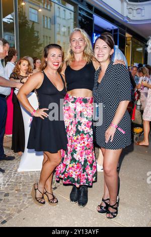 Ouverture officielle - le Consulat Sarah Tkotsch, Eva Mona Rodekirchen und Iris Mareike Steen beim ouverture officielle Bistrot Restaurant le Consulat AM 04.09.2024 à Berlin. *** Grande ouverture le Consulat Sarah Tkotsch, Eva Mona Rodekirchen et Iris Mareike Steen au Bistrot Restaurant le Consulat le 04 09 2024 à Berlin Copyright : xEventpressxKochanx Banque D'Images