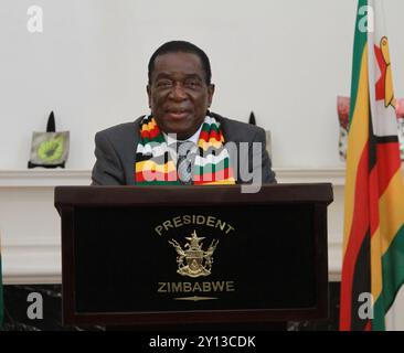 Harare, Zimbabwe. 28 août 2024. Le président zimbabwéen Emmerson Mnangagwa s’adresse aux médias à Harare, Zimbabwe, le 28 août 2024. POUR ALLER AVEC '(FOCAC)interview : Zimbabwe, Chine jouissent d'une coopération fructueuse dans tous les domaines -- crédit du président zimbabwéen : Tafara Mugwara/Xinhua/Alamy Live News Banque D'Images