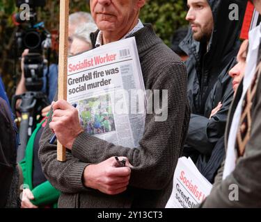 Une manifestation appelant à la justice après la publication du rapport d'enquête sur l'incendie de la Grenfell Tower a eu lieu devant la mairie de Kensington. Banque D'Images