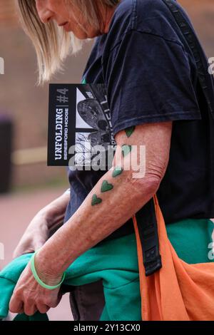 Une manifestation appelant à la justice après la publication du rapport d'enquête sur l'incendie de la Grenfell Tower a eu lieu devant la mairie de Kensington. Banque D'Images