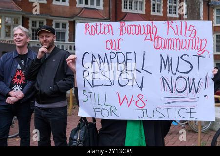 Une manifestation appelant à la justice après la publication du rapport d'enquête sur l'incendie de la Grenfell Tower a eu lieu devant la mairie de Kensington. Banque D'Images