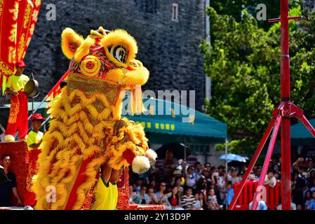 Exposition de danse du lion par des artistes martiaux qualifiés au temple ancestral (Zu Miao) à Foshan, province du Guangdong, Chine Banque D'Images