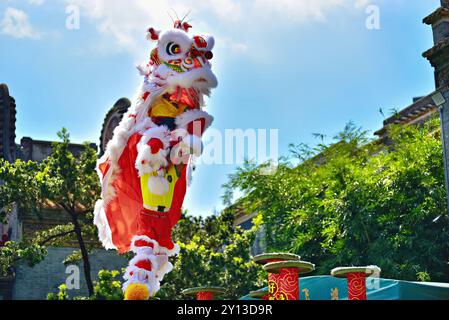 Exposition de danse du lion par des artistes martiaux qualifiés au temple ancestral (Zu Miao) à Foshan, province du Guangdong, Chine Banque D'Images