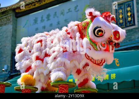 Exposition de danse du lion par des artistes martiaux qualifiés au temple ancestral (Zu Miao) à Foshan, province du Guangdong, Chine Banque D'Images