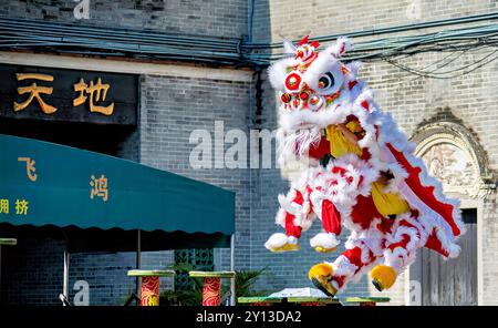 Exposition de danse du lion par des artistes martiaux qualifiés au temple ancestral (Zu Miao) à Foshan, province du Guangdong, Chine Banque D'Images