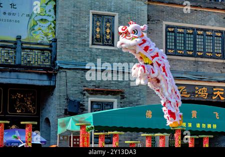 Exposition de danse du lion par des artistes martiaux qualifiés au temple ancestral (Zu Miao) à Foshan, province du Guangdong, Chine Banque D'Images