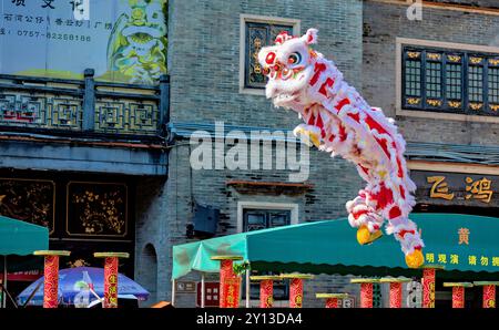 Exposition de danse du lion par des artistes martiaux qualifiés au temple ancestral (Zu Miao) à Foshan, province du Guangdong, Chine Banque D'Images