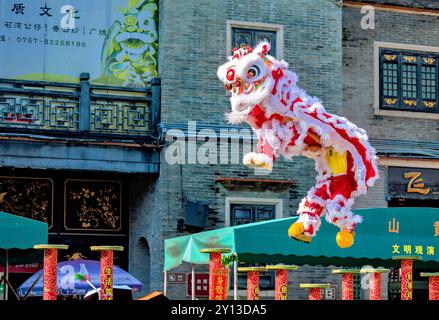 Exposition de danse du lion par des artistes martiaux qualifiés au temple ancestral (Zu Miao) à Foshan, province du Guangdong, Chine Banque D'Images