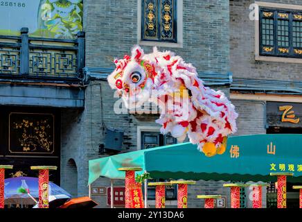 Exposition de danse du lion par des artistes martiaux qualifiés au temple ancestral (Zu Miao) à Foshan, province du Guangdong, Chine Banque D'Images