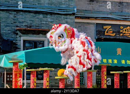 Exposition de danse du lion par des artistes martiaux qualifiés au temple ancestral (Zu Miao) à Foshan, province du Guangdong, Chine Banque D'Images