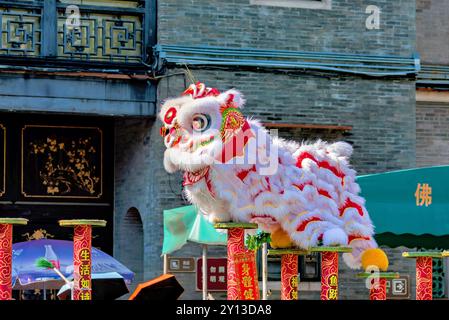 Exposition de danse du lion par des artistes martiaux qualifiés au temple ancestral (Zu Miao) à Foshan, province du Guangdong, Chine Banque D'Images