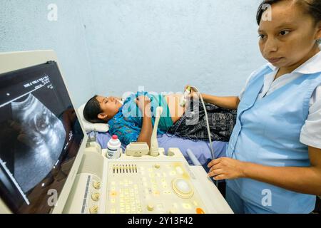 Test de grossesse échographique, centre de santé,. La Taña, Reina area, Uspantán, Quiche, Guatemala, Amérique centrale. Banque D'Images