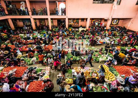 Marché couvert de Santo Tomas, marché du centre historique, Chichicastenango, municipalité du département d'El Quiché, Guatemala, Amérique centrale. Banque D'Images