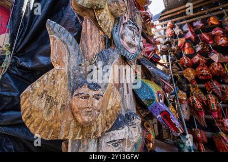 Saints syncrétiques en bois, marché traditionnel, Chichicastenango, Quiché, Guatemala, Amérique centrale. Banque D'Images