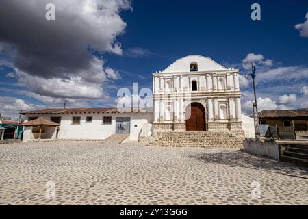 Église catholique coloniale, San Bartolomé Jocotenango, municipalité du département de Quiché, Guatemala, Amérique centrale. Banque D'Images