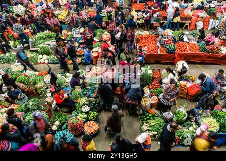 Marché couvert de Santo Tomas, marché du centre historique, Chichicastenango, municipalité du département d'El Quiché, Guatemala, Amérique centrale. Banque D'Images