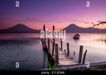 Amarrages traditionnels et volcans d'Atitlan 3537 M. et San Pedro 3020 M. Lac Atitlan, département de Sololá, République du Guatemala, Amérique centrale. Banque D'Images