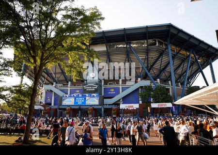 Flushing Meadow, États-Unis. 04th Sep, 2024. Les fans se promènent à l'extérieur du stade Arthur Ashe lors de l'US Open Tennis Championships 2024 au USTA Billie Jean King National Tennis Center le mercredi 4 septembre 2024 à New York. Photo de John Angelillo/UPI crédit : UPI/Alamy Live News Banque D'Images