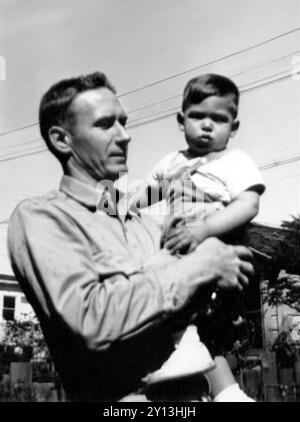 1956 , Mountain View, Santa Clara , Californie , USA : le célèbre STEVE JOBS ( Steven Paul , 1955 - 2011 ) quand était un petit garçon photographié avec son père adoptif Paul Reinhold Jobs . Magnat américain des affaires , designer industriel , investisseur et propriétaire des médias fondateur de la société APPLE . Photographe inconnu .- INFORMATICA - INFORMATICO - INFORMATIQUE - INVENTORE - INVENTEUR - HISTOIRE - FOTO STORICHE - personalità da bambino bambini da giovane - personnalité personnalités quand il était jeune - INFANZIA - ENFANCE - BAMBINO - BAMBINI - ENFANTS - ENFANT - Padre adottivo - PA Banque D'Images