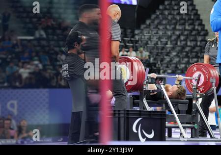 Paris, France. 4 septembre 2024. David Degtyarev, du Kazakhstan, participe à la finale du para powerlifting masculin jusqu'à 54 kg aux Jeux paralympiques de Paris 2024 à Paris, France, le 4 septembre 2024. Crédit : Lian Yi/Xinhua/Alamy Live News Banque D'Images