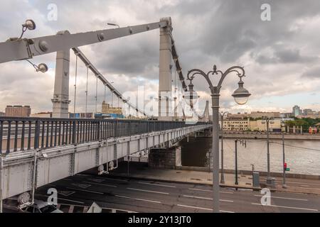 Pont de Krymsky ou pont de Crimée à Moscou. Pont de suspension en acier à Moscou au-dessus de la rivière Moskva Banque D'Images