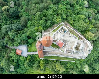 Vue aérienne de haut en bas du château de Zovnek en Slovénie avec des murs concentriques entourant la cour intérieure Banque D'Images