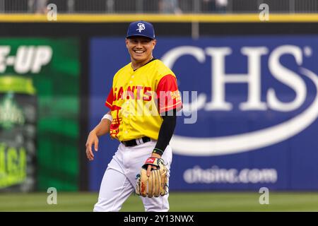 Paul, Minnesota, États-Unis. 4 septembre 2024. Le joueur de Paul Saints DIEGO CASTILLO sourit en parlant aux joueurs dans la dugout adverse. Les Saints and Cubs se sont affrontés au CHS Field à l’occasion de Paul Minnesota, le mercredi 4 septembre. Les Saints de Saint Paul ont été victorieux sur les Cubs de l'Iowa par un score de 2-1. (Crédit image : © Michael Turner/ZUMA Press Wire) USAGE ÉDITORIAL SEULEMENT! Non destiné à UN USAGE commercial ! Banque D'Images