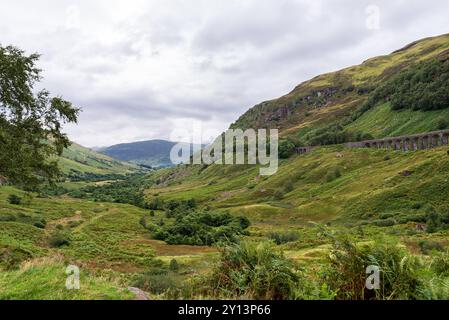 Le vieux viaduc de pierre Glen Ogle se trouve perché au-dessus d'une vallée luxuriante et verdoyante de végétation à Crianlarich, en Écosse, au Royaume-Uni. Banque D'Images