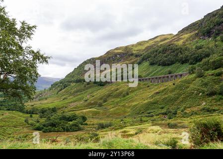 Le vieux viaduc de pierre Glen Ogle se trouve perché au-dessus d'une vallée luxuriante et verdoyante de végétation à Crianlarich, en Écosse, au Royaume-Uni. Banque D'Images