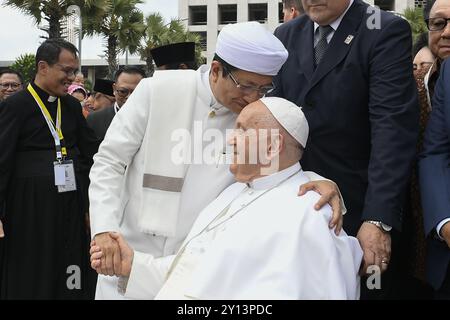 **NO LIBRI** Indonésie, Jakarta, 2024/9/5. Le Pape François et le Grand Imam Nasaruddin Umar écoutent la 'Déclaration conjointe d'Istiqlal 2024' alors qu'ils se rencontrent à la mosquée d'Istiqlal à Jakarta photo par LES MÉDIAS DU VATICAN / photo de presse catholique Banque D'Images