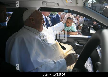 **NO LIBRI** Indonésie, Jakarta, 2024/9/5. Le Pape François et le Grand Imam Nasaruddin Umar écoutent la 'Déclaration conjointe d'Istiqlal 2024' alors qu'ils se rencontrent à la mosquée d'Istiqlal à Jakarta photo par LES MÉDIAS DU VATICAN / photo de presse catholique Banque D'Images