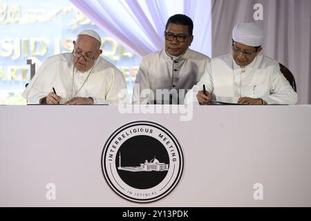 **NO LIBRI** Indonésie, Jakarta, 2024/9/5. Le Pape François et le Grand Imam Nasaruddin Umar écoutent la 'Déclaration conjointe d'Istiqlal 2024' alors qu'ils se rencontrent à la mosquée d'Istiqlal à Jakarta photo par LES MÉDIAS DU VATICAN / photo de presse catholique Banque D'Images