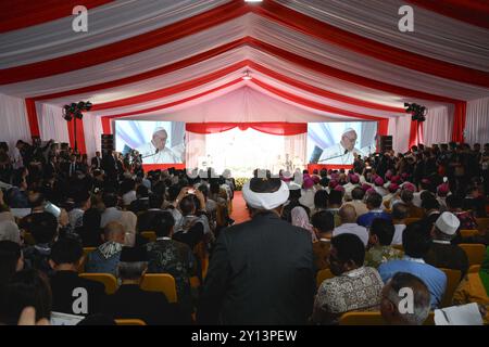 **NO LIBRI** Indonésie, Jakarta, 2024/9/5. Le Pape François et le Grand Imam Nasaruddin Umar écoutent la 'Déclaration conjointe d'Istiqlal 2024' alors qu'ils se rencontrent à la mosquée d'Istiqlal à Jakarta photo par LES MÉDIAS DU VATICAN / photo de presse catholique Banque D'Images