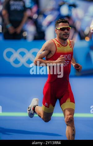 Roberto Sanchez Mantecon participant au triathlon des Jeux Olympiques de Paris 2024. Banque D'Images