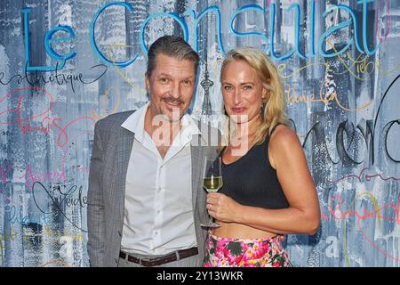 Hardy Krueger Jr. und Eva Mona Rodekirchen - Grande ouverture des Bistrot le Consulat à Berlin AM 04.09.2024. Inauguration Bistrot le Consulat *** Hardy Krueger Jr et Eva Mona Rodekirchen inauguration du Bistrot le Consulat à Berlin le 04 09 2024 inauguration du Bistrot le Consulat Banque D'Images