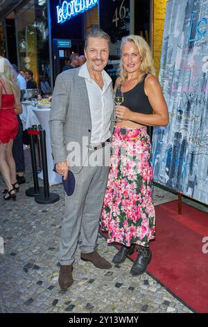 Hardy Krueger Jr. und Eva Mona Rodekirchen - Grande ouverture des Bistrot le Consulat à Berlin AM 04.09.2024. Inauguration Bistrot le Consulat *** Hardy Krueger Jr et Eva Mona Rodekirchen inauguration du Bistrot le Consulat à Berlin le 04 09 2024 inauguration du Bistrot le Consulat Banque D'Images