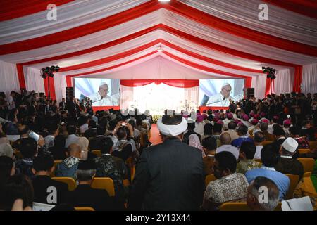 Jakarta, Indonésie. 05th Sep, 2024. Le pape François et le grand imam de la mosquée Istiqlal Nasaruddin Umar assistent à une réunion interreligieuse avec des chefs religieux à la mosquée Istiqlal à Jakarta, en Indonésie, le 5 septembre 2024. Pendant 12 jours, du 2 au 13 septembre, le pape François se rendra en Indonésie, en Papouasie-Nouvelle-Guinée, au Timor oriental et à Singapour. C'est le 45ème voyage du pontificat de François et porte à 65 les pays qu'il aura visités. Photo de (EV) Vatican Media/ABACAPRESS. COM Credit : Abaca Press/Alamy Live News Banque D'Images