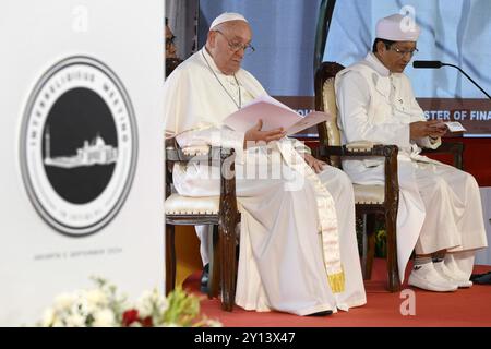 Jakarta, Indonésie. 05th Sep, 2024. Le pape François et le grand imam de la mosquée Istiqlal Nasaruddin Umar assistent à une réunion interreligieuse avec des chefs religieux à la mosquée Istiqlal à Jakarta, en Indonésie, le 5 septembre 2024. Pendant 12 jours, du 2 au 13 septembre, le pape François se rendra en Indonésie, en Papouasie-Nouvelle-Guinée, au Timor oriental et à Singapour. C'est le 45ème voyage du pontificat de François et porte à 65 les pays qu'il aura visités. Photo de (EV) Vatican Media/ABACAPRESS. COM Credit : Abaca Press/Alamy Live News Banque D'Images