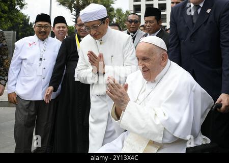 Jakarta, Indonésie. 05th Sep, 2024. Le pape François et le grand imam de la mosquée Istiqlal Nasaruddin Umar assistent à une réunion interreligieuse avec des chefs religieux à la mosquée Istiqlal à Jakarta, en Indonésie, le 5 septembre 2024. Pendant 12 jours, du 2 au 13 septembre, le pape François se rendra en Indonésie, en Papouasie-Nouvelle-Guinée, au Timor oriental et à Singapour. C'est le 45ème voyage du pontificat de François et porte à 65 les pays qu'il aura visités. Photo de (EV) Vatican Media/ABACAPRESS. COM Credit : Abaca Press/Alamy Live News Banque D'Images