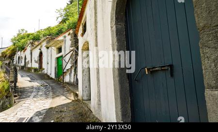 Ancien village et parc urbain des caves de conservation du vin Aglianico di Rapolla. Potenza, Basilicate. Italie Banque D'Images